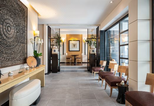 제이드 마노텔의 모던한 디자인