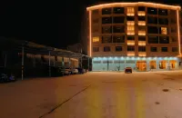 來鳳本亦LF酒店 - 停車場