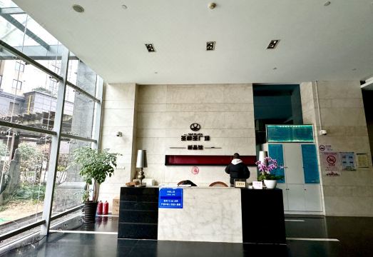 Pinke Service Apartment