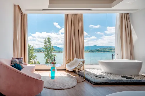 The mountain and the water embrace the Pleasant Bay Homestay Hotels in Zixing
