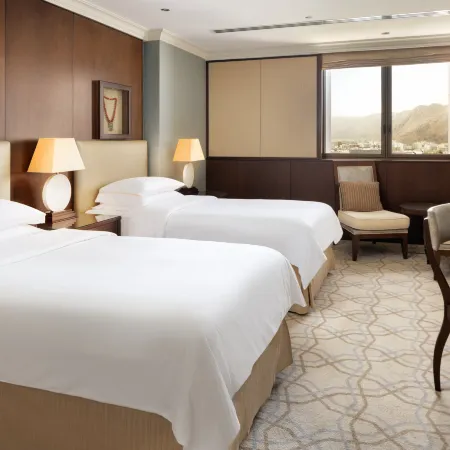 Sheraton Oman Hotel Отели рядом с достопримечательностью «Qantab Beach»