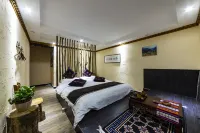 伴山月望山民宿