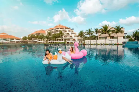 Pullman Danang Beach Resort Отели рядом с достопримечательностью «Danang Architecture University»