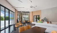 IU Hotel (Xingyi Yangguanggu Tourist Resort Hotel)