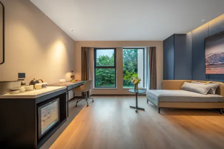 Atour Hotel Chengdu Longquan Shimao Plaza Отели рядом с достопримечательностью «Sichuan Normal University (East Campus)»