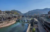 Seven Minutes Inn ( Maglev Panoramic View Station, Phoenix Ancient City) - Mountain view