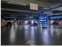 Xueli Hotel (Harbin West High-speed Railway Station Wanda Plaza) - parking