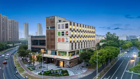 Xiushui Impression SCHOLARS HOTEL·SELECT (Huaqiao Jishan Subway Station) Отели рядом с достопримечательностью «Qiandeng Ancient Town»