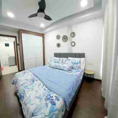 Near Ferry Terminal. COZY 02 Bedroom Condo. HarbourBay Residences. Rooms