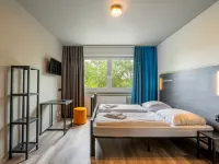 a&o Berlin Kolumbus Отели рядом с достопримечательностью «Ледовая арена Wellblechpalast»