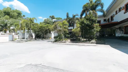 RedDoorz Premium @ Nick Hotel Gerona Tarlac Отели в г. Гимба