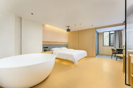 Night Lang Wisdom Hotel