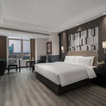 Siyue Hotel (Shiyoulu Subway Station Branch, Shidai Tianjie, Daping) Отели рядом с достопримечательностью «Чунцин Цзян и Улицы и начальная школа»