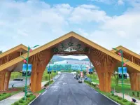 Mangshi Yiju.   hotel(Airport) - Mountain view