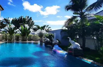 Big swimming pool garden villa