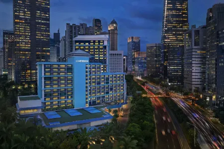 Le Meridien Jakarta Отели рядом с достопримечательностью «Senayan Madya Stadium»