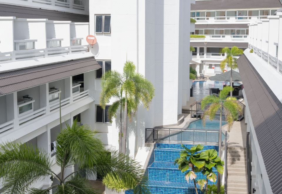 Radisson RED Phuket Patong Beach의 모던한 수영장 모습