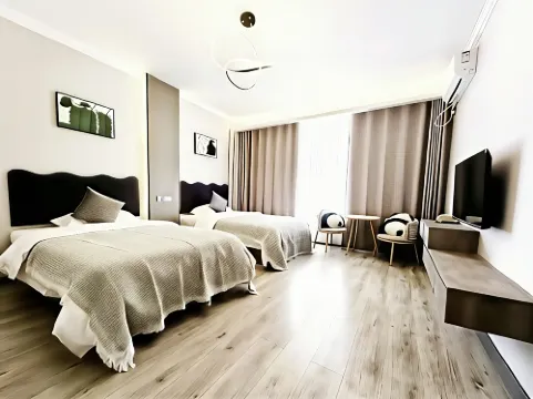 夢築曉居（峨眉山高速鉄道駅報國寺）