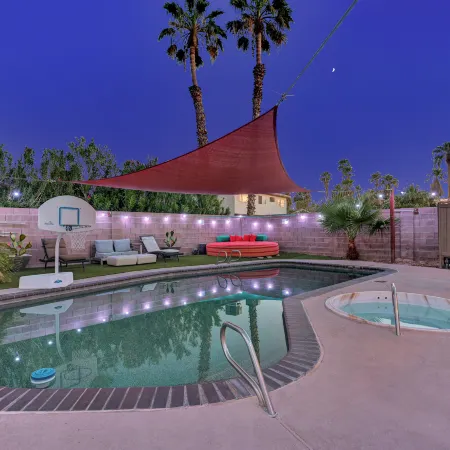 Strip-Side Villa, 6 Beds, Pool, Mini Golf, Karaoke