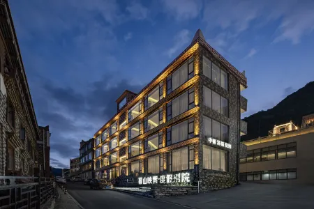 Mushan Yingxue Holiday Bieyuan (Siguniangshan Changpinggou Scenic Area) Отели рядом с достопримечательностью «Changpingcun»