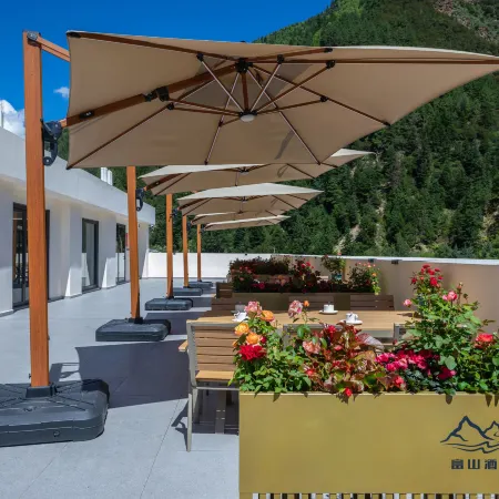 Fushan Hotel (the most popular and convenient oxygen hotel at the scenic area entrance)
