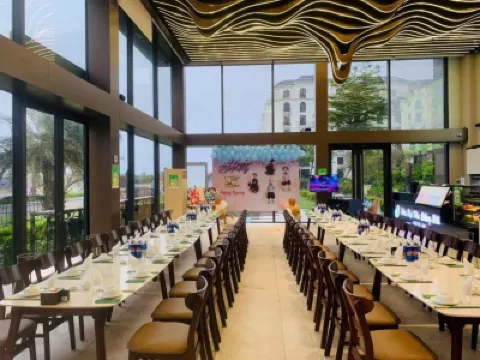 Toan Cau Hotel Cầu Nhật Lệ 2周辺のホテル