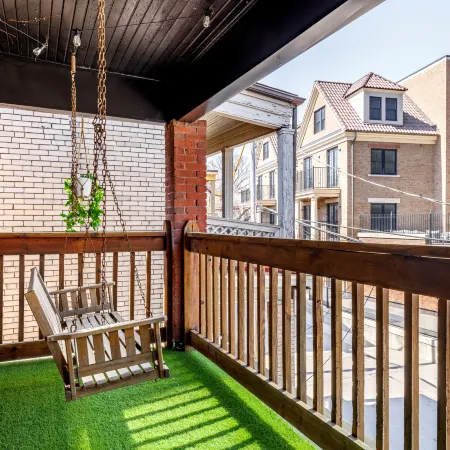 Prime Location - Over 4,500 Reviews - Parking Free