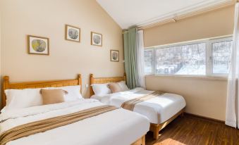 Xunjian · Snow World | Snow Falling in Front of the Courtyard, Mountains as Neighbors | Villa