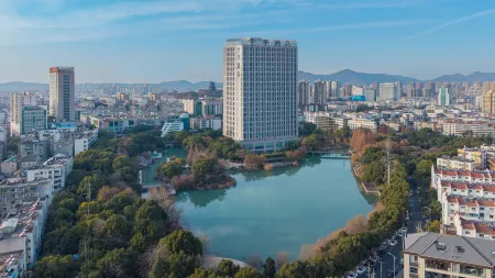 Quanji Hotel (Renmin Road Pedestrian Street Branch, Chaohu) Отели рядом с достопримечательностью «Ziwei Cave»