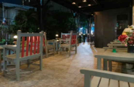 曼谷閣樓酒店@娜娜站