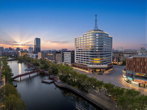 Rebecca Hotel (Xuchang Caowei Ancient Town Pangdonglai Times Square)