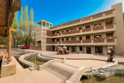 The Ruins Garden Homestay (Mingsha Mountain Crescent Spring Scenic Area Branch) Отели в г. 