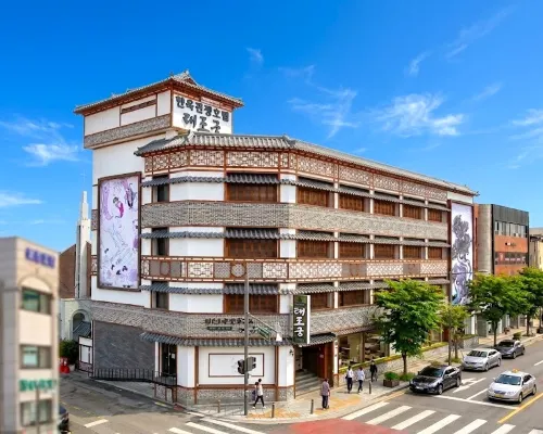 Jeonju Hanok Taejogung Hotel Hotels near Hakindang