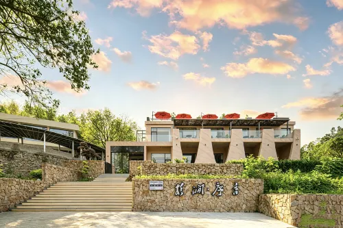 Sugiyama · Preface Wild Luxury Homestay