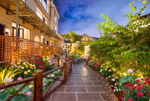 Yueyunlan · Holiday Villa | Lakeside Courtyard-Style Hotel (Dianchi Haigeng Dam) - Airport Shuttle