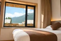Spruce Moon Gazing Snow Mountain View Design Guesthouse (Xinjiang Kanas National Geopark) - บริการรถรับส่ง