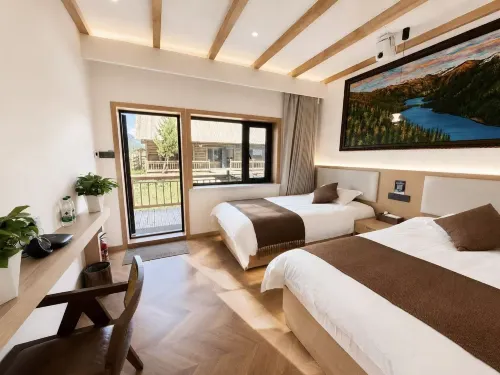Spruce Moon Gazing Snow Mountain View Design Guesthouse (Xinjiang Kanas National Geopark) - บริการรถรับส่ง