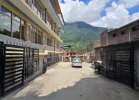 Hotel The Destination Manali ( 850m from Mall Road) - parking