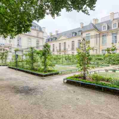 Modern & Quiet 3BR Family Apartment — Le Marais Hotel Exterior