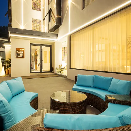 Yueshang·Stargazing Homestay (Laojunshan Zhongling Cableway Branch)