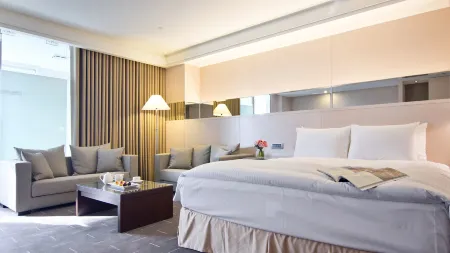 CHECK inn SELECT Taichung Dadun
