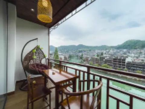 Phoenix Yuanshe Riverview Homestay (Phoenix Scenic Area Nanhua Branch) โรงแรมในเฟิ่งหวง