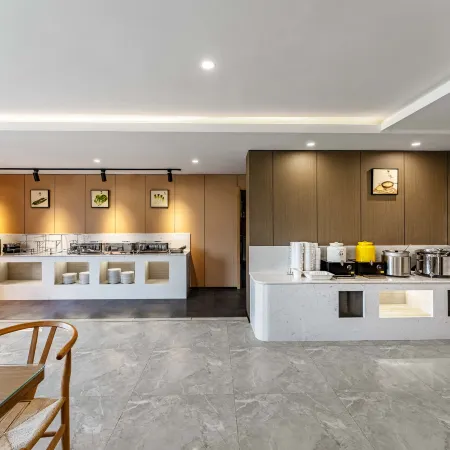 Lanyue Hotel (Xuchang Changge Yiwu Chengzhong Mao Ideal City Branch)