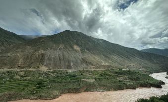 Mangkang Rumei Yijiang Kaiyue Hotel