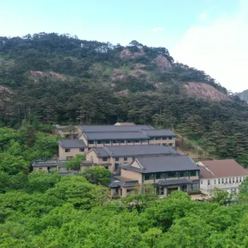 Huangshan Paiyun Hotel Hotels near The Guest-Greeting Pine