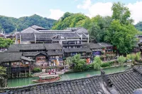 Qingyu Designer Riverview Homestay (Fenghuang Ancient Town Hongqiao Branch)