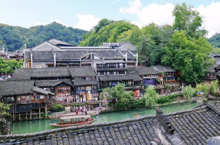 Qingyu Designer Riverview Homestay (Fenghuang Ancient Town Hongqiao Branch)