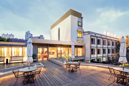 CHECK inn Select Taipei Yangmingshan Отели рядом с достопримечательностью «Chou's Honor Arch»