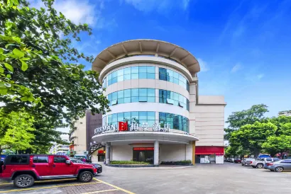 Borrman Hotel (Zhuhai Mingzhu Light Rail Station Tianhong Mall)