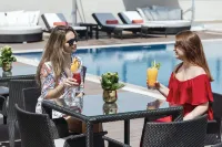 Riviera Rayhaan by Rotana - Bars